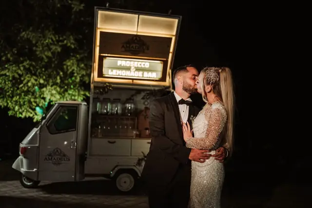 Mirii lângă barul luminat, noaptea