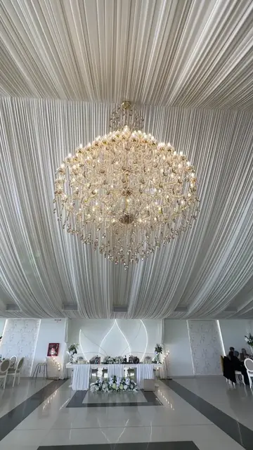 Candelabru de cristal sub tavanul drapat