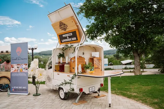 Barul Prosecco & Lemonade în grădină